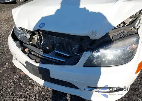 2011 Mercedes-Benz C 300 Luxury 4Matic/Sport 4Matic z USA, uszkodzony, nr VIN WDDGF8BB3BR183540